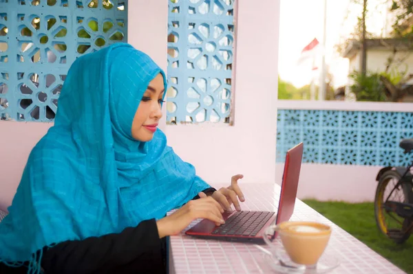 Образ Жизни Открытом Воздухе Портрет Молодой Красивой Счастливой Женщины Мусульманском — стоковое фото