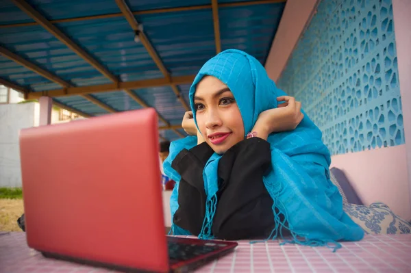 Estilo Vida Livre Retrato Jovem Mulher Bonita Feliz Muçulmano Hijab — Fotografia de Stock