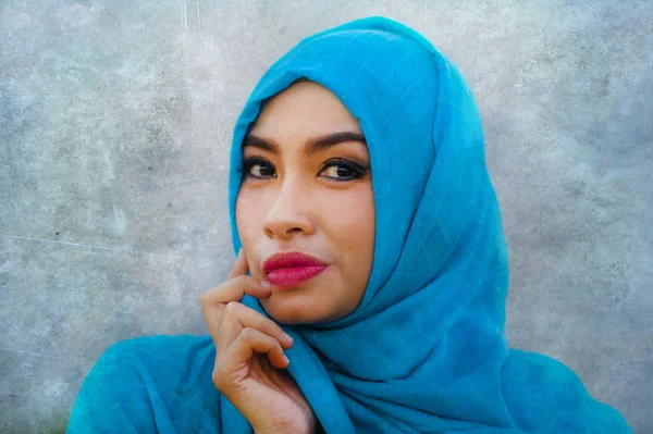 라이프 스타일의 초상화 아시아 이슬람 문화와 개념에 이슬람 Hijab 스카프로 — 스톡 사진