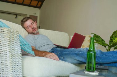 yaşam tarzı kapalı genç çekici portresi yorgun ve bitkin dizüstü bilgisayar ağ stres serbest iş kavramı ile çalışırken uyuya koltuk kanepe evde uyuyan adam