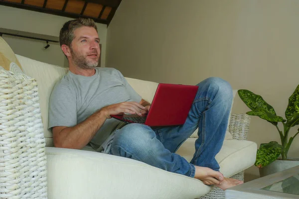 Jovem Atraente Bonito Homem Feliz Sentado Casa Sofá Sofá Trabalhando — Fotografia de Stock