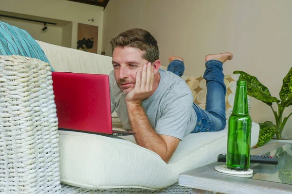 Estilo Vida Ambientes Fechados Retrato Jovem Atraente Bonito Homem Feliz — Fotografia de Stock