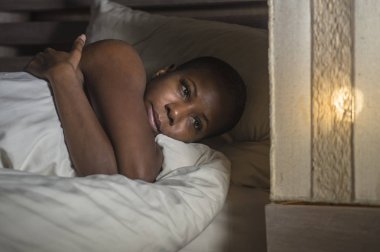 yaşam tarzı gece yatak üzgün acı uykusuzluk ve depresyon duygu anksiyete krizi ve uyku bozukluğu sorunu uyumaya çalışıyor yalan genç üzgün ve stresli siyah afro Amerikalı kadın portresi