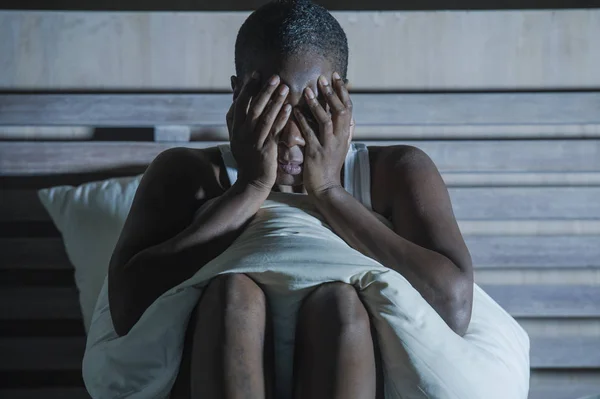 Junge Traurige Und Depressive Schwarze Afroamerikanerin Schlaflose Nacht Bett Verzweifelt — Stockfoto