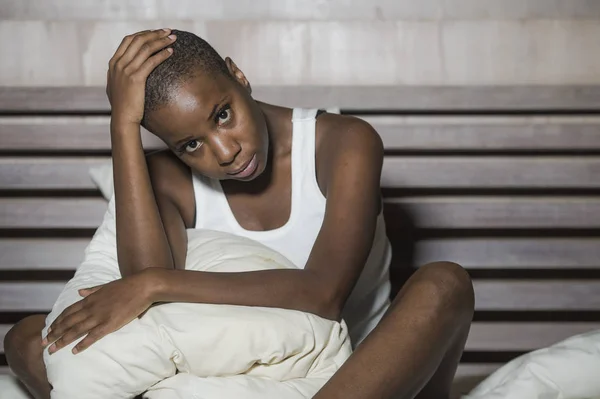 悲しみと落ち込んで黒アフロ アメリカンの若い女性ベッド眠れぬ夜遅く感じて絶望的な心配と不安うつ病問題は 不眠症の睡眠障害に苦しんでいるを探して — ストック写真