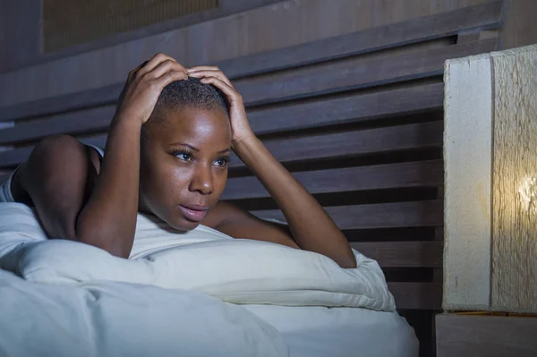 아프리카계 미국인 여자의 침대에 극적인 라이프 스타일 초상화 불면증 — 스톡 사진
