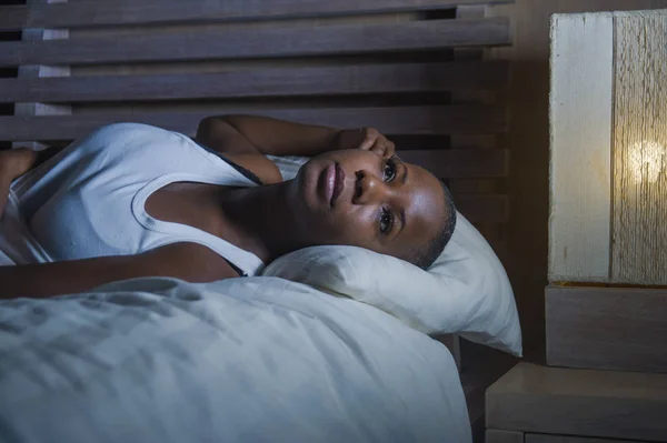 아프리카 여자의 침대에 극적인 라이프 스타일 초상화 불면증 — 스톡 사진