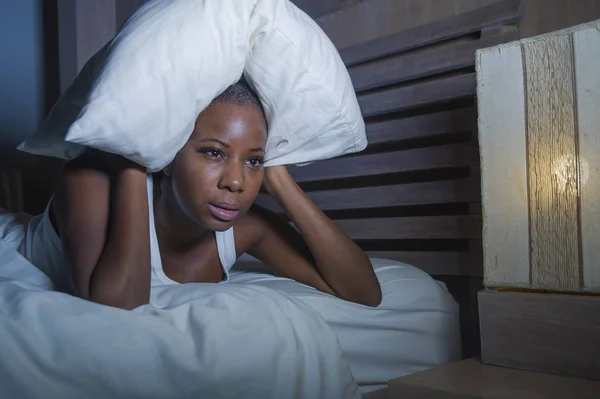 절망과 스트레스 아프리카계 미국인 여자의 침대에 초상화 불면증에 — 스톡 사진