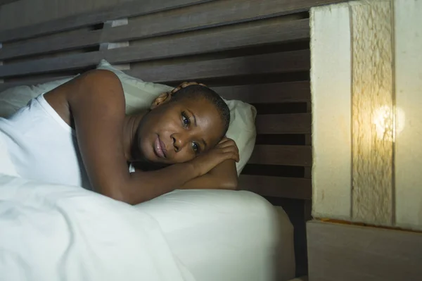 生活的年轻悲伤和强调黑人非洲裔美国人女人躺在床上心烦睡不着觉失眠和抑郁症感觉焦虑危机和睡眠障碍的生活方式夜画像 — 图库照片