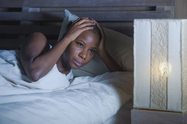 生活的年轻悲伤和强调黑人非洲裔美国妇女躺在床上睡觉心烦失眠和抑郁症感觉焦虑危机和睡眠障碍问题的生活方式夜画像 — 图库照片