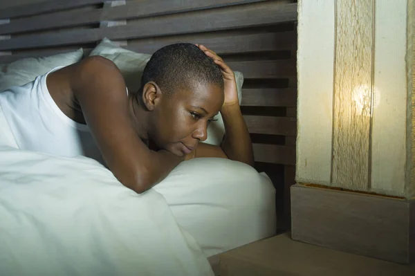 年轻的悲伤和沮丧的黑人非洲裔美国妇女在床上失眠深夜感到绝望焦虑和焦虑遭受抑郁症问题和失眠睡眠障碍 — 图库照片