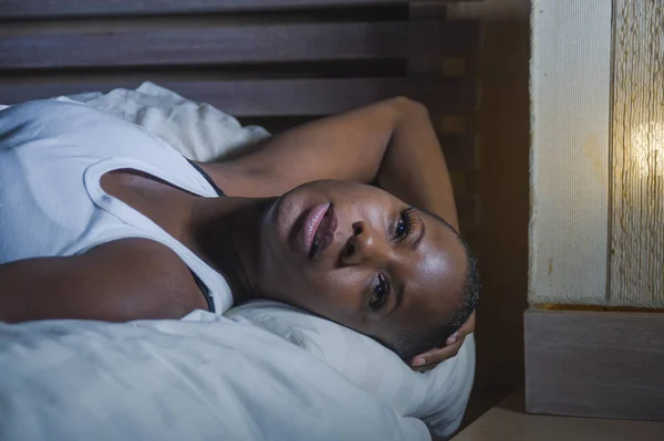 Jonge Triest Depressief Zwarte Afrikaanse Amerikaanse Vrouw Bed Slapeloze Late — Stockfoto