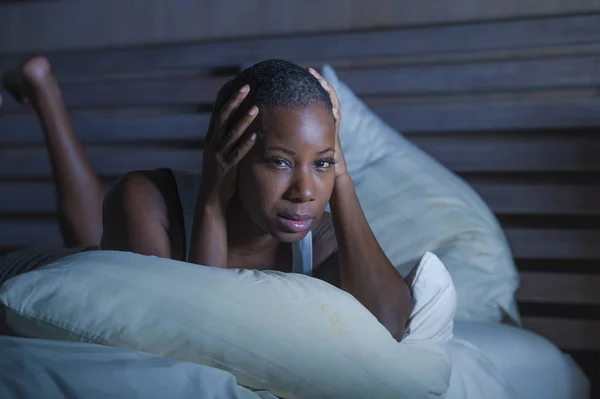 Muda Sedih Dan Tertekan Hitam African Wanita Amerika Tempat Tidur — Stok Foto