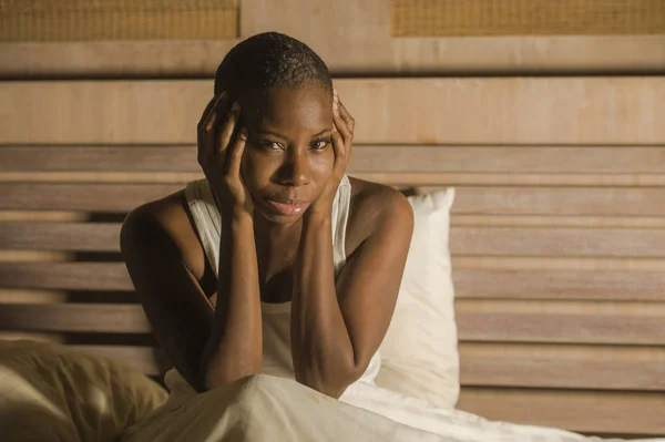 悲しみと落ち込んで黒アフリカ系アメリカ人の若い女性ベッド眠れぬ夜遅く感じて絶望的な心配と不安うつ病問題は 不眠症の睡眠障害に苦しんでいるを探して — ストック写真