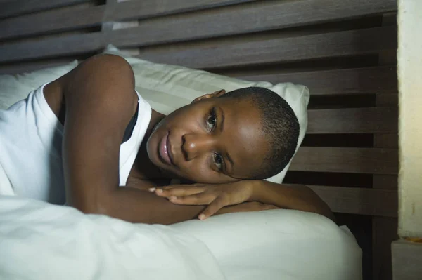 Junge Traurige Und Depressive Schwarze Afroamerikanerin Schlaflose Nacht Bett Verzweifelt — Stockfoto