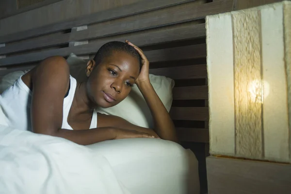 Молодая Грустная Депрессивная Черная Афро Американка Постели Бессонная Поздно Ночью — стоковое фото