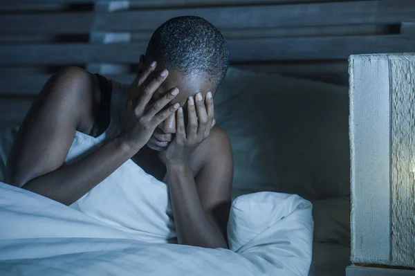 Junge Traurige Und Depressive Schwarze Afroamerikanerin Schlaflose Nacht Bett Verzweifelt — Stockfoto