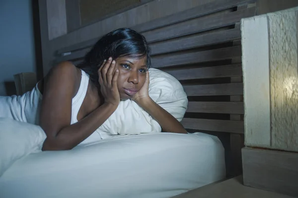 Estilo Vida Noite Retrato Jovem Triste Preocupado Preto Afro Americano — Fotografia de Stock