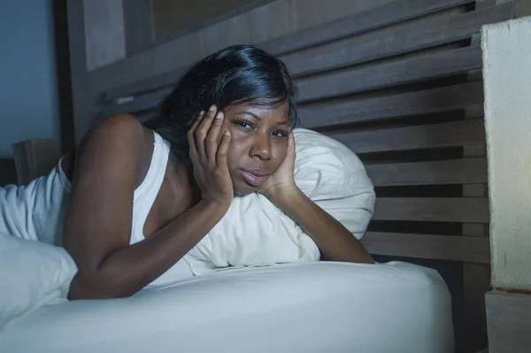 生活的夜画像年轻哀伤和忧虑黑人美国妇女在床在家中失眠和紧张的感觉抑郁症患头痛和抑郁症或失眠睡眠问题 — 图库照片