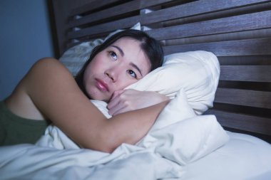 yaşam tarzı gece uykusuz yatakta yatan uykusuzluk sahip genç güzel depresif ve üzgün Asyalı Çinli kadın portresi acı anksiyete stres ve depresyon sorunu endişe düşünme 