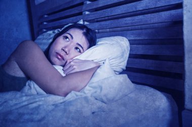 yaşam tarzı gece uykusuz yatakta yatan uykusuzluk sahip genç güzel depresif ve üzgün Asyalı Çinli kadın portresi acı anksiyete stres ve depresyon sorunu endişe düşünme 