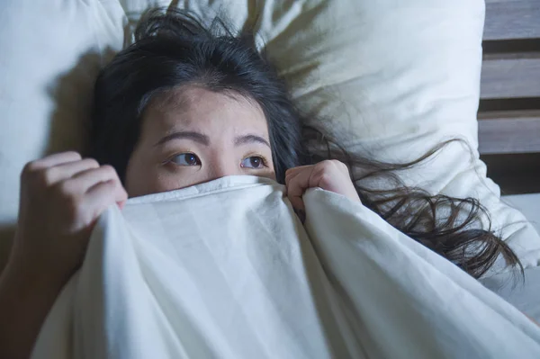 Estilo Vida Noite Retrato Jovem Assustado Estressado Asiático Chinês Mulher — Fotografia de Stock