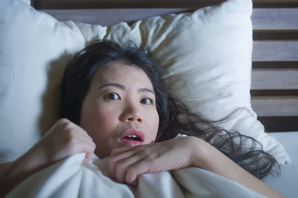 Estilo Vida Noite Retrato Jovem Assustado Estressado Asiático Chinês Mulher — Fotografia de Stock