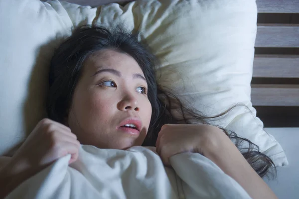 Životní Styl Noční Portrét Mladých Strach Zdůraznil Asijská Čínská Žena — Stock fotografie