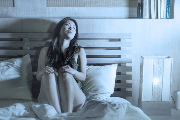 라이프 스타일 여자의 초상화 아시아 불면증 불면증의 침대에 스트레스와 우울증 — 스톡 사진