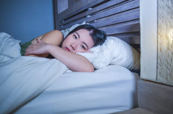 年轻美丽沮丧和悲伤的中国女性的生活方式晚上躺在床上失眠无眠焦虑应激与抑郁症问题思考担心 — 图库照片