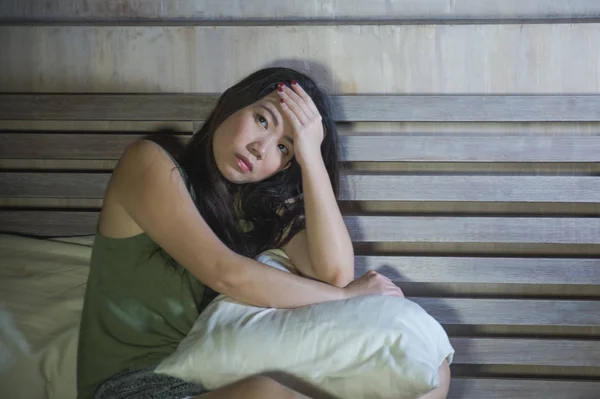 Estilo Vida Noite Retrato Jovem Bonito Deprimido Triste Asiático Chinês — Fotografia de Stock