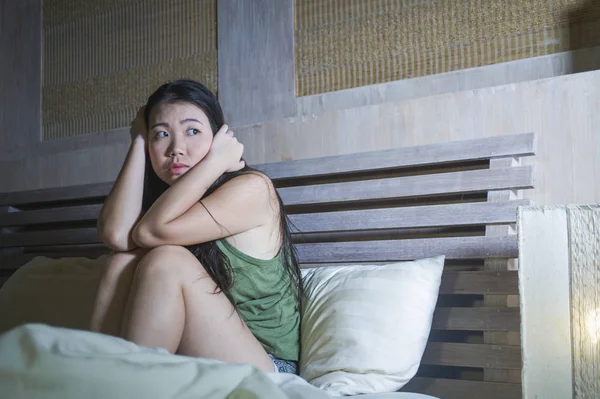 Estilo Vida Noite Retrato Jovem Bonita Assustado Estressado Asiático Chinês — Fotografia de Stock