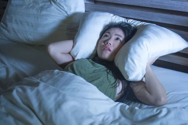 Estilo Vida Noite Retrato Jovem Bonito Assustado Estressado Asiático Chinês — Fotografia de Stock