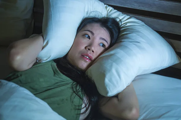 Estilo Vida Noite Retrato Jovem Bonito Assustado Estressado Asiático Chinês — Fotografia de Stock