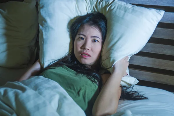 Estilo Vida Noite Retrato Jovem Bonito Assustado Estressado Asiático Chinês — Fotografia de Stock