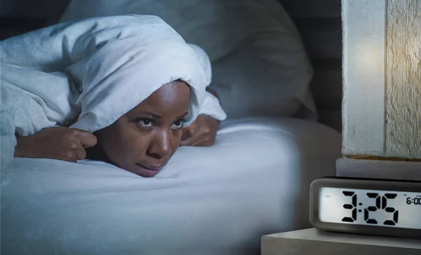 年轻的悲伤和沮丧的黑人美国妇女的生活方式肖像睡不着觉失眠睡眠障碍和闹钟深夜时的焦虑问题 — 图库照片