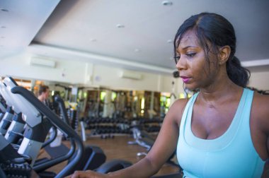 kapalı spor salonu fitness terli eğitim genç çekici ve mutlu siyah afro Amerikalı kadın portresi club egzersiz vücut bakımı ve yolluk sağlıklı yaşam kavramı içinde çalışan bir koşu bandı