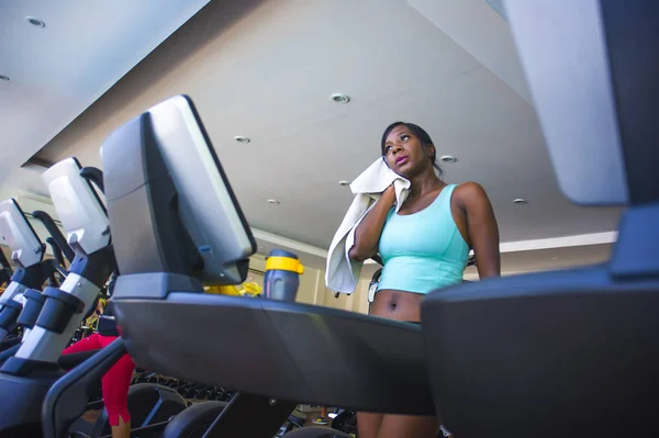 Retrato Del Gimnasio Mujer Afroamericana Joven Atractiva Cansada Entrenamiento Gimnasio — Foto de Stock