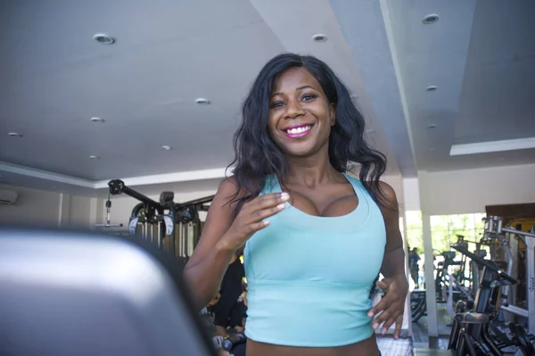 Retrato Gimnasio Interior Joven Atractiva Feliz Afroamericana Negra Mujer Deportiva — Foto de Stock