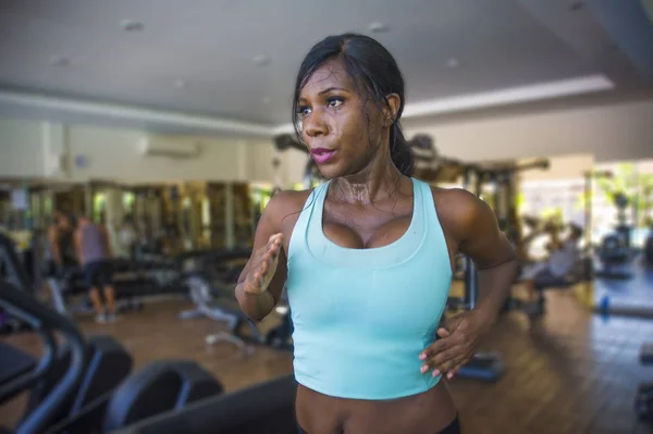 Στο Εσωτερικό Γυμναστήριο Πορτρέτο Του Ελκυστικό Μαύρο Afro Αμερικανός Γυναίκα — Φωτογραφία Αρχείου