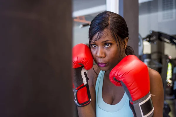 Estilo Vida Interior Retrato Joven Atractiva Hermosa Mujer Afroamericana Determinada — Foto de Stock