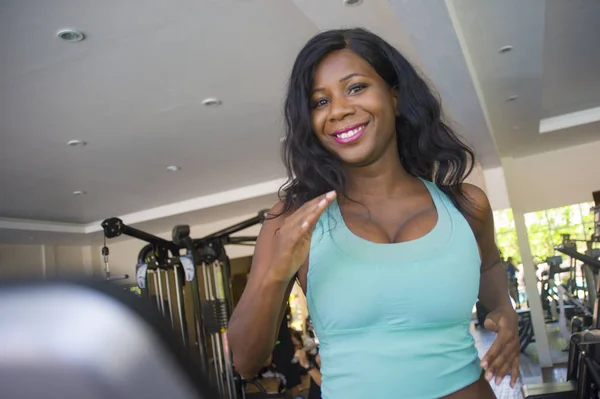 Retrato Interior Joven Mujer Afroamericana Feliz Atractiva Gimnasio Corriendo Máquina — Foto de Stock