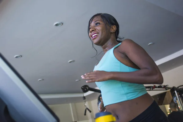 Retrato Interior Joven Mujer Afroamericana Feliz Atractiva Gimnasio Corriendo Máquina — Foto de Stock