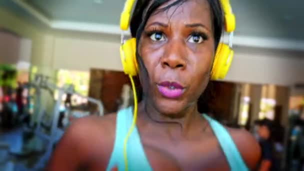 关闭头部拍摄的年轻迷人和适合黑人非洲裔美国妇女在健身房跑步机锻炼 微笑快乐地在健身俱乐部锻炼和健康的生活方式 — 图库视频影像