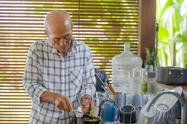 Lifestyle Ritratto Anziano Felice Dolce Asiatico Giapponese Pensionato Cucina Casa — Foto Stock