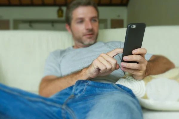 Estilo Vida Interior Retrato Hombre Joven Feliz Atractivo Sofá Sofá — Foto de Stock