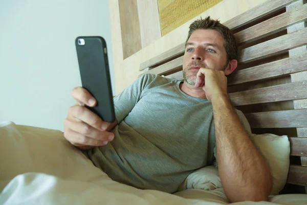 Mode Vie Intérieur Portrait Jeune Homme Heureux Attrayant Maison Chambre — Photo