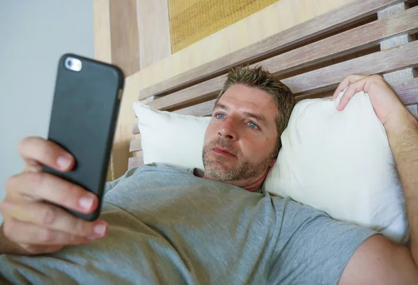 Mode Vie Intérieur Portrait Jeune Homme Heureux Attrayant Maison Chambre — Photo