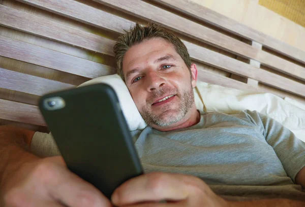 Mode Vie Intérieur Portrait Jeune Homme Heureux Attrayant Maison Chambre — Photo