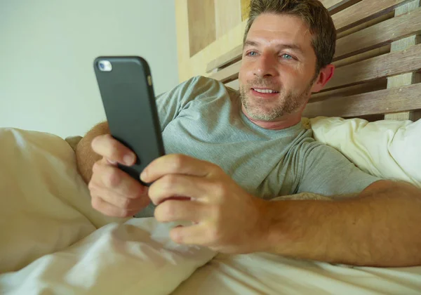 Estilo Vida Interior Retrato Hombre Joven Feliz Atractivo Dormitorio Casa — Foto de Stock